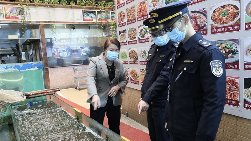 火锅底料作为一种常见的餐饮产品，在托运过程中需要特别注意以下几点：