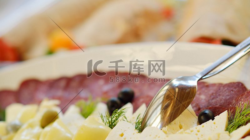 小包装零食代工格局：谁在掌控生产端的隐形冠军